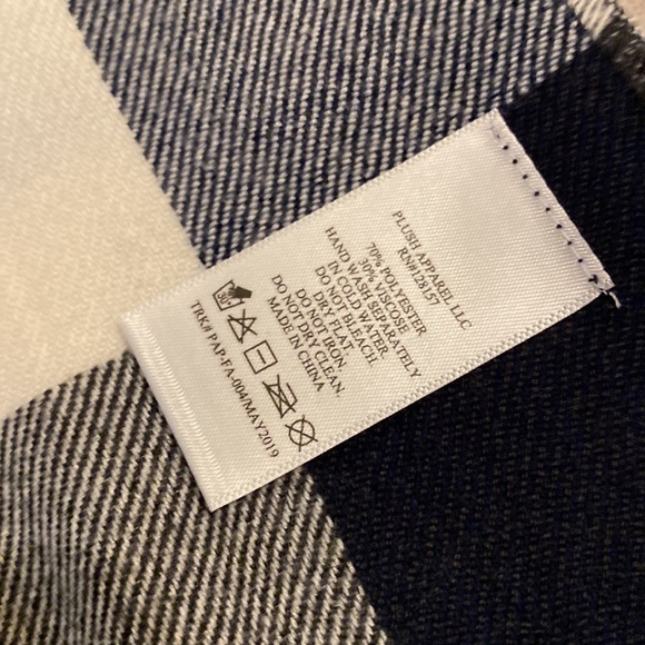 Plush scarf . Very good condition. 26”70” - Picture 4 of 7